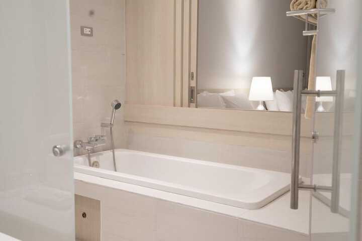 Deep soaking bathtub