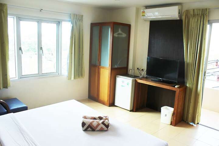 Room 11 of 32