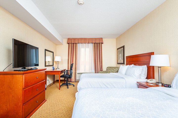2 Queen Beds (5 of 10)