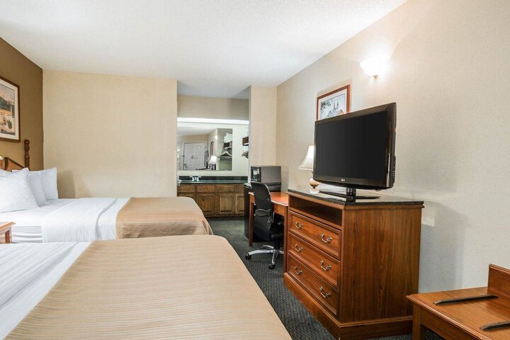 2 Double Beds Accessible (13 of 13)