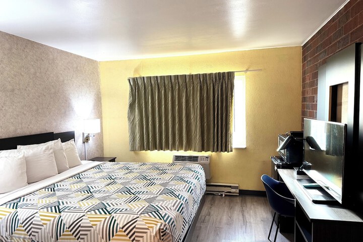 1 King Bed (2 of 3)