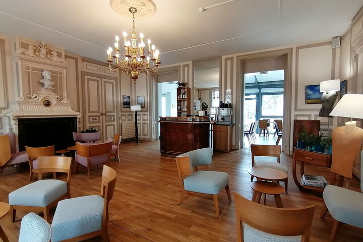 Lounge 74 of 88