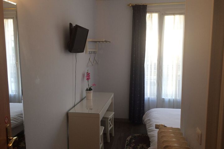 Room 38 of 61