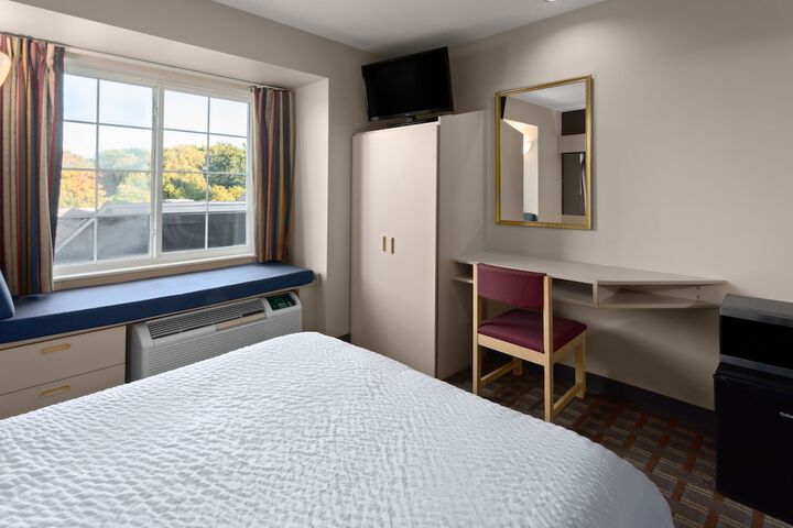 1 Queen Bed (19 of 21)