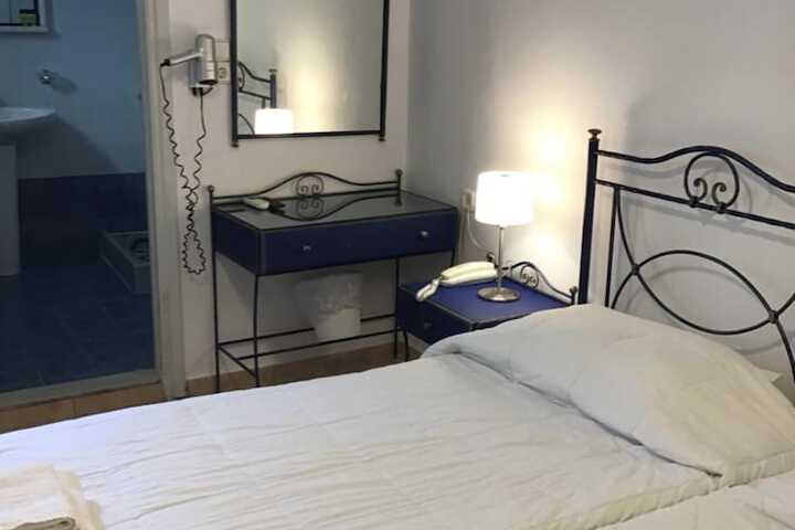 Room 8 of 16