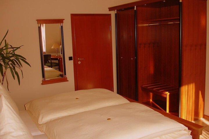 Room 4 of 10