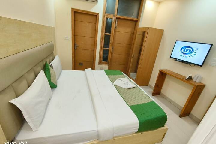 Room 6 of 14