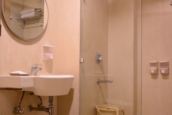 Room 10 of 12