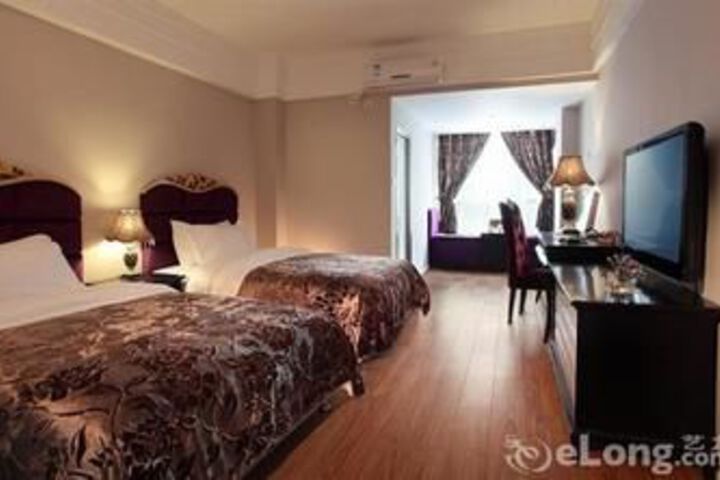 Room 13 of 37