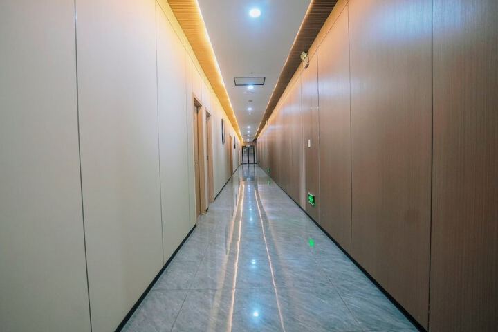 Ballroom/Hall 30 of 32