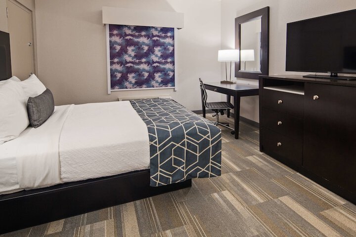 1 King Bed Microwave and Refrigerator Shower Only Full Breakfast (3 of 14)