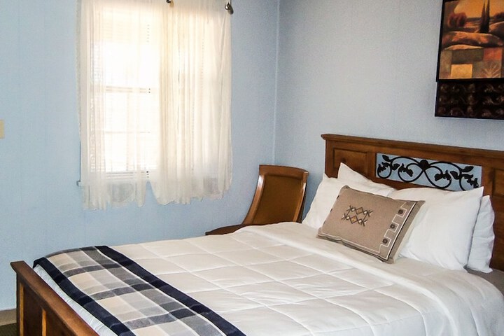 Room 6 of 83