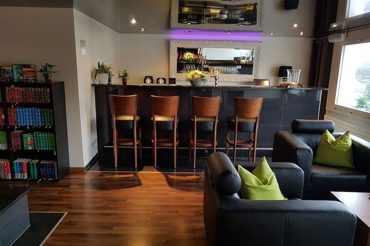 Lounge 76 of 103