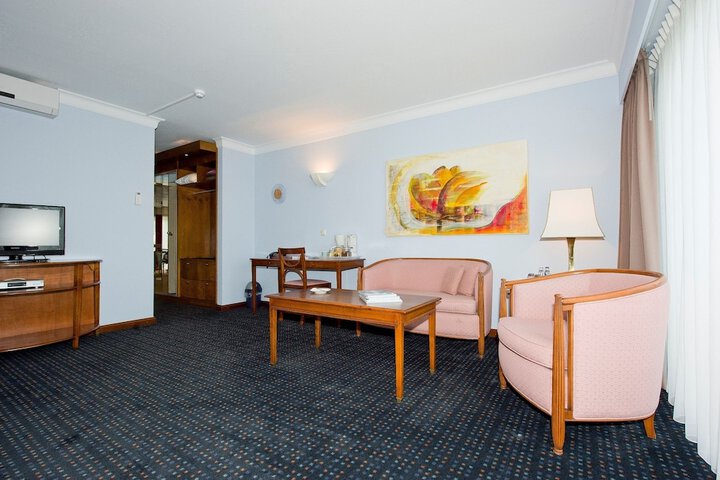Room 8 of 11