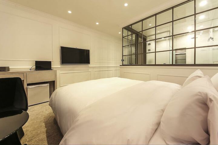 Room 13 of 42