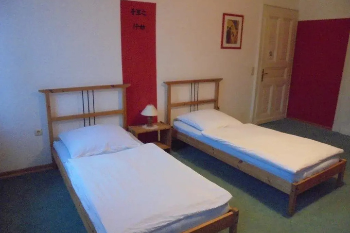 Room 6 of 12
