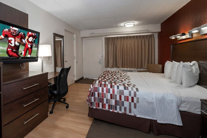 Deluxe King Bed Accessible (1 of 14)