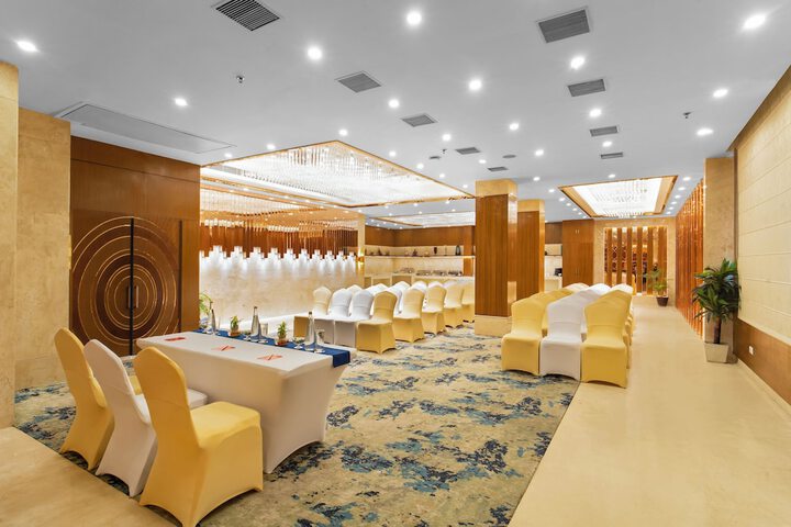 Ballroom/Hall 61 of 73