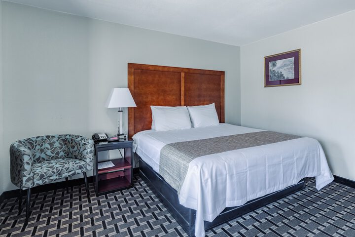 1 Queen Bed (2 of 7)