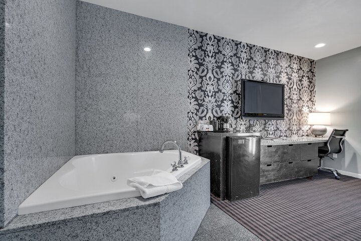 Jetted tub