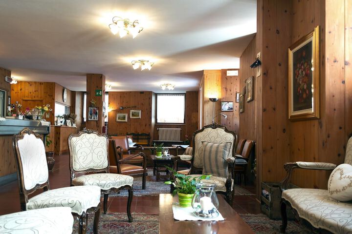 Lounge 68 of 90