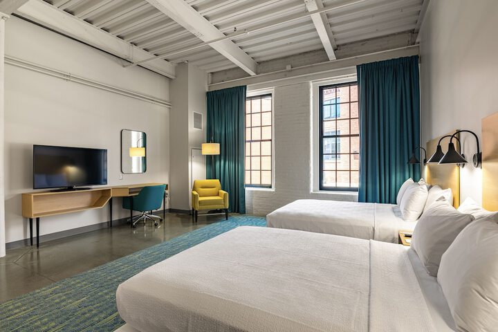 2 Queen Beds (5 of 10)