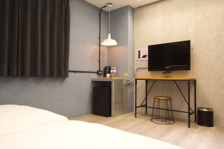 Room 27 of 85