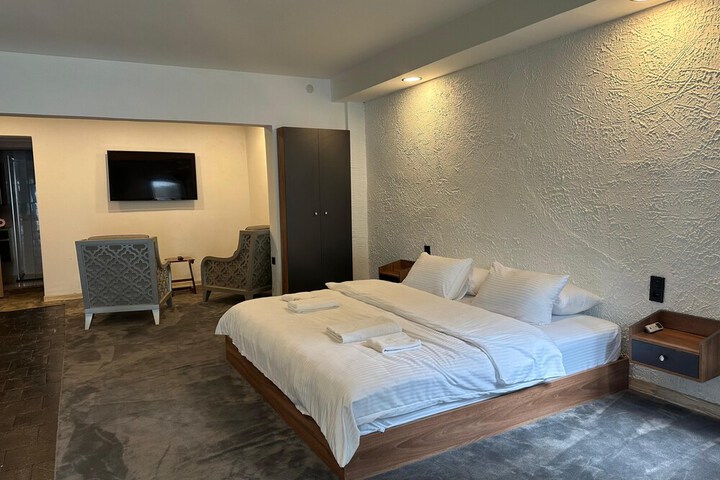 Room 13 of 104