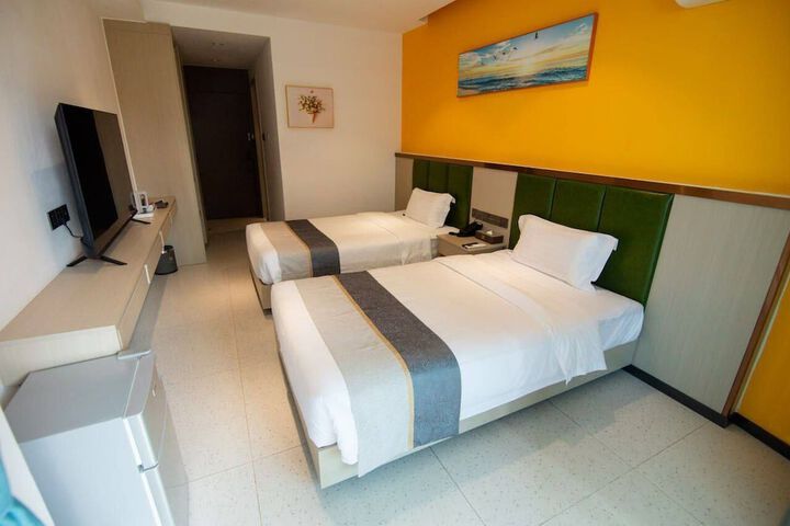 Room 7 of 16
