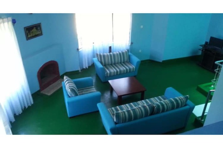 Room 6 of 8