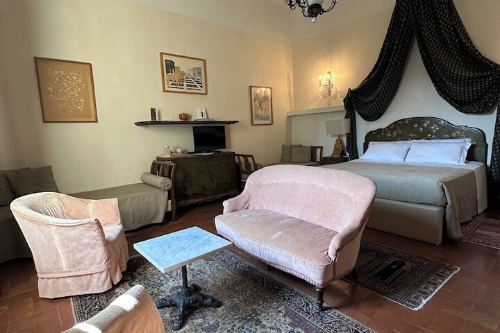 Room 9 of 43