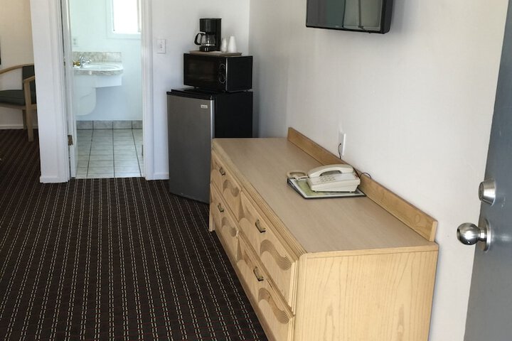1 Queen Bed (4 of 9)