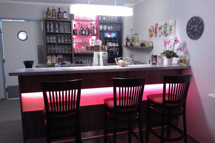 Lounge 18 of 28