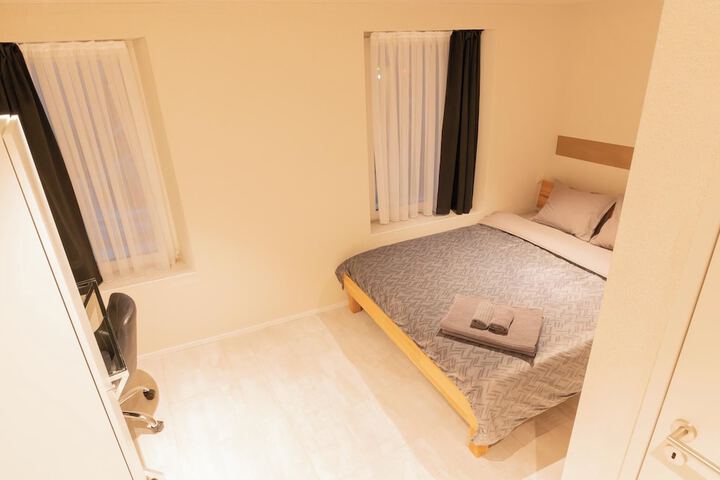 Room 8 of 33