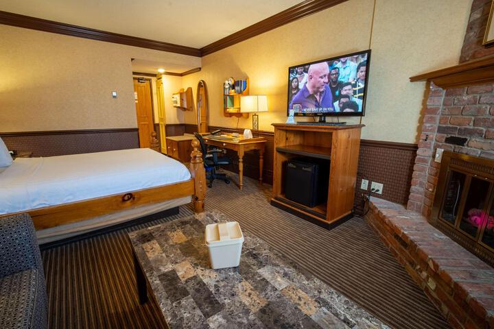 1 Queen Bed High Speed Internet Accessible Fireplace Refrigerator Wall Safe Full Breakfast (7 of 38)