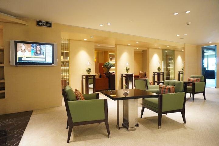 Lounge 56 of 60