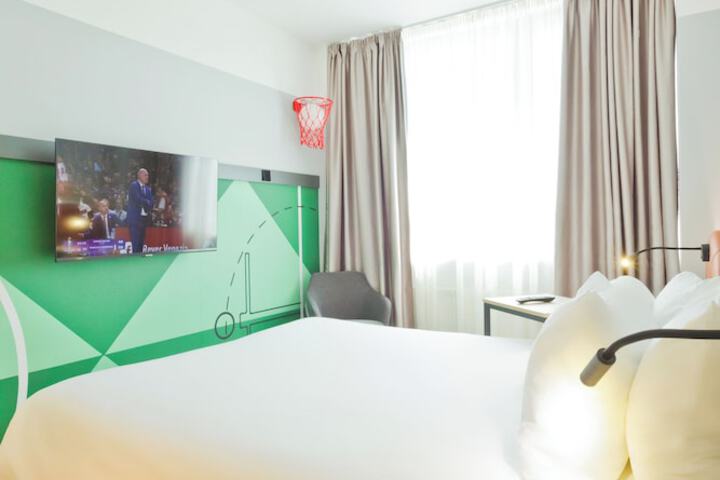 Room 9 of 43