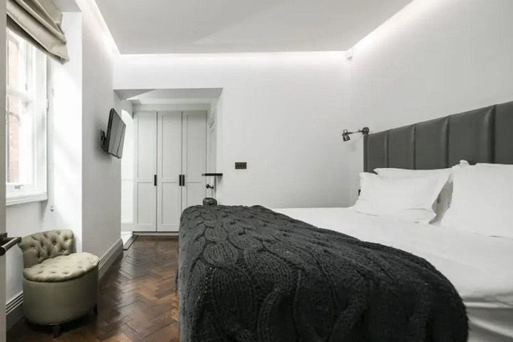 Room 3 of 10