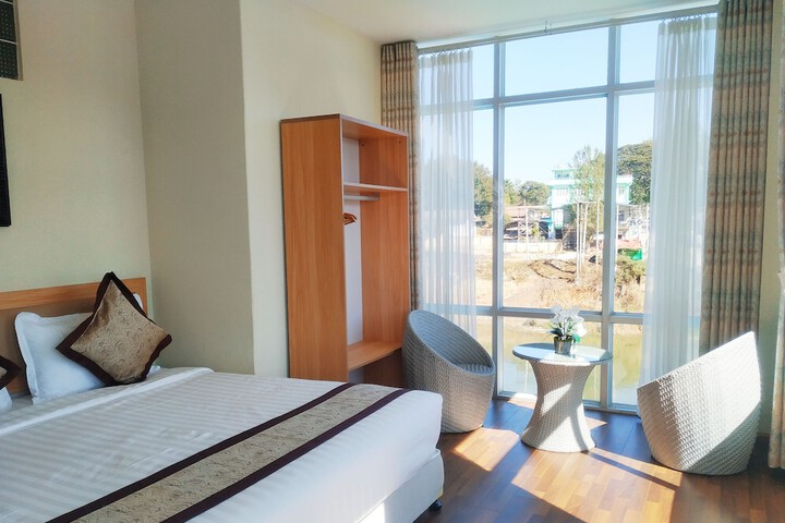 Room 9 of 33