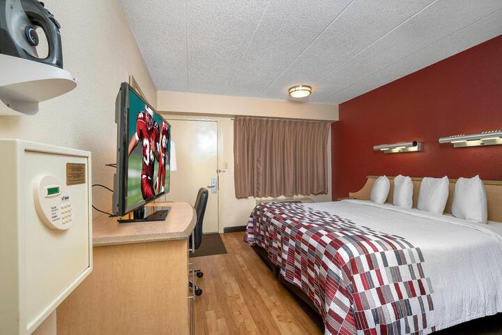 Deluxe King Bed Accessible (16 of 24)
