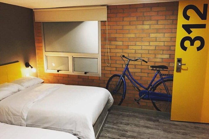 Room 13 of 35