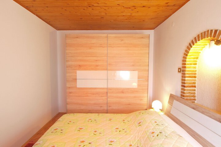 Room 12 of 38
