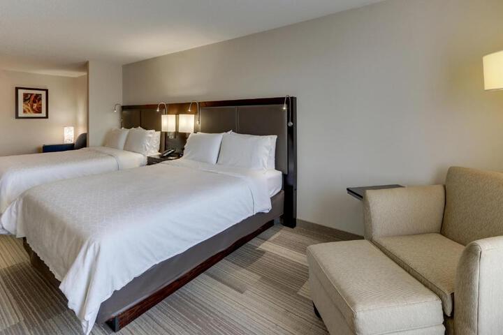 2 Queen Beds (10 of 12)