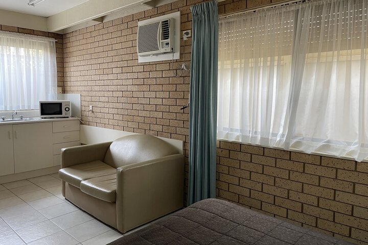 Room 5 of 16