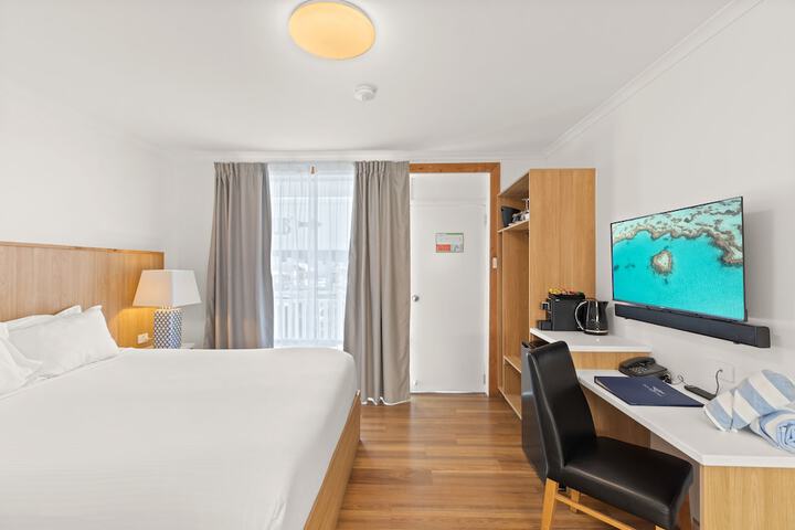 Room 4 of 103