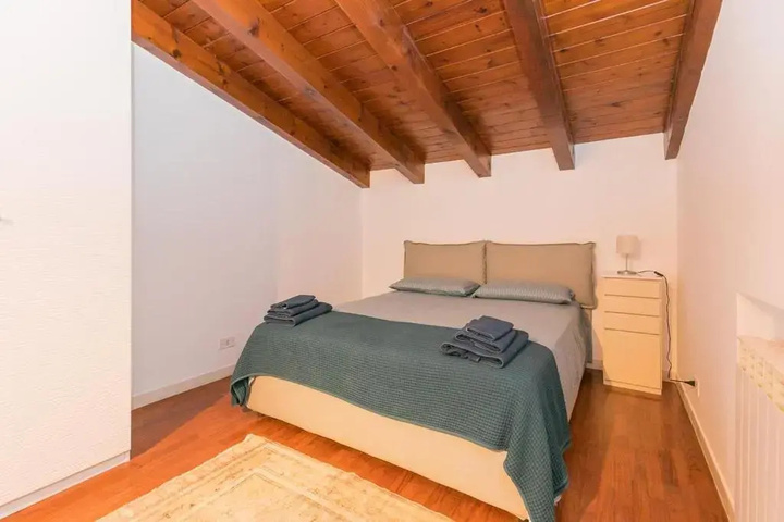 Room 6 of 9