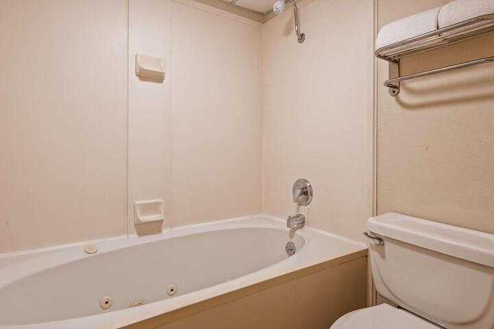 1 King Bed Microwave and Refrigerator WiFi Continental Breakfast (25 of 26)
