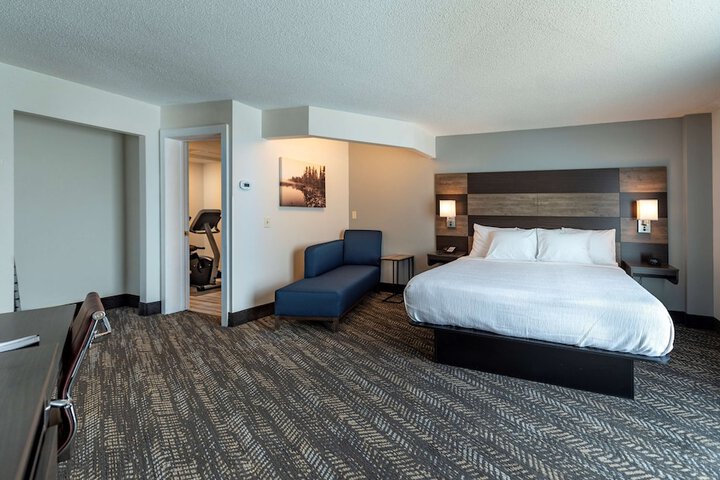 1 King Bed Exercise Bike Microwave, Refrigerator Walk in Shower Full Breakfast (21 of 30)