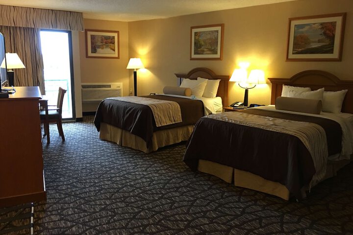 1 Queen Bed High Speed Internet Accessible Microwave and Refrigerator, Coffee Maker Iron (4 of 12)