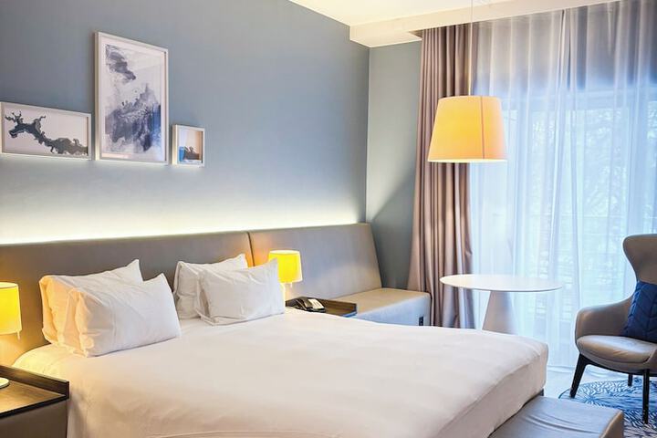 Room 4 of 76
